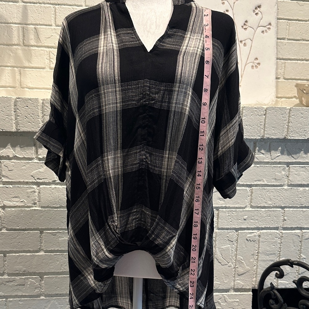 Universal Thread Black & White Plaid V-Neck Dolman Top - Picture 11 of 13